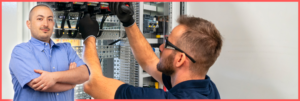 Immagine di un elettricista programmatore PLC al lavoro su un pannello di controllo industriale.